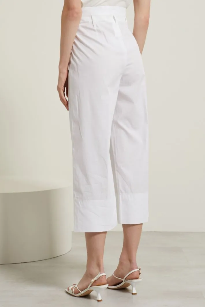 Pantaloni cropped con cintura