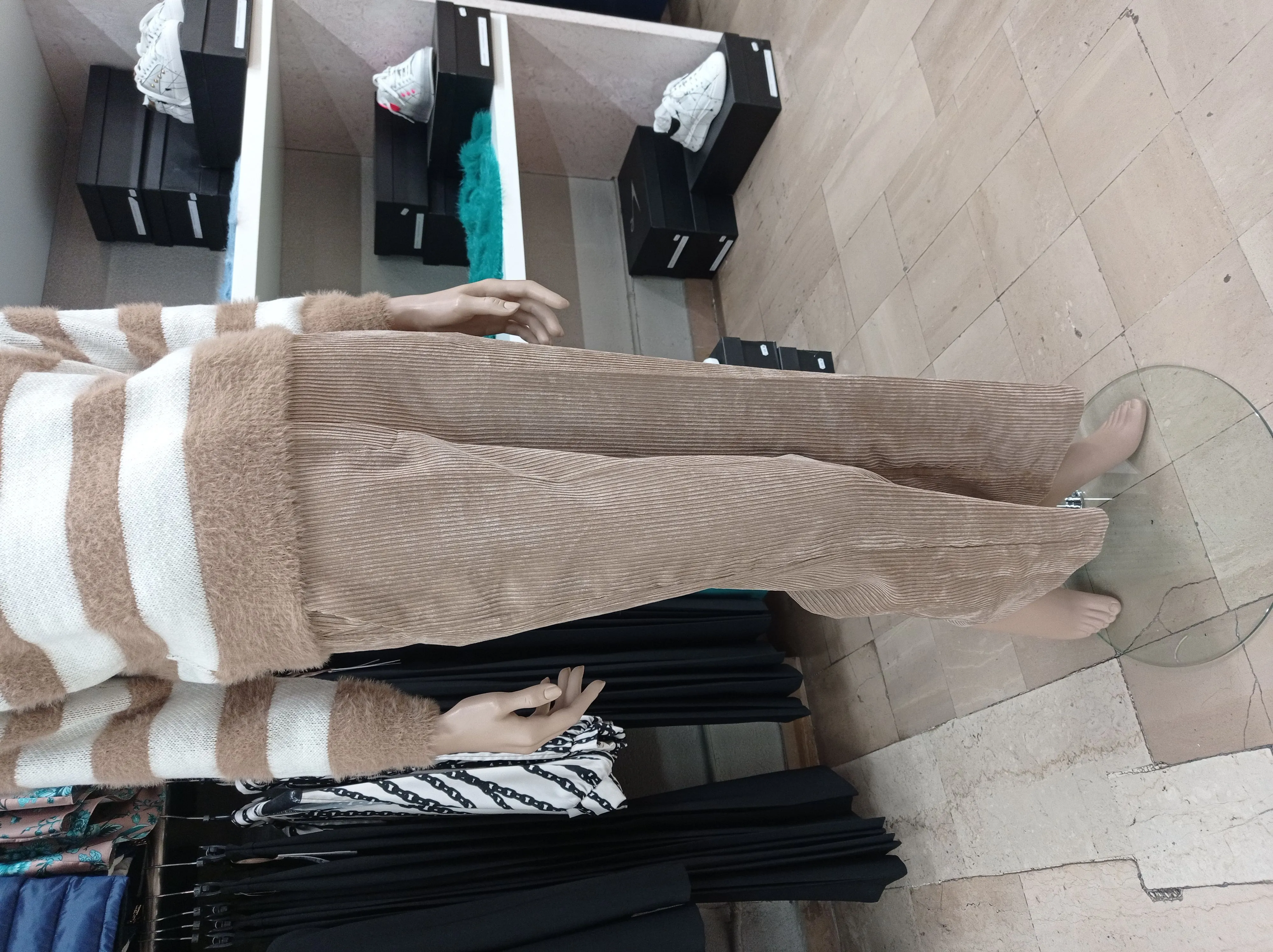 Pantaloni RINASCIMENTO in velluto con gamba a palazzo, vita alta, tasca alla francese su base Beige **ESAURITI**