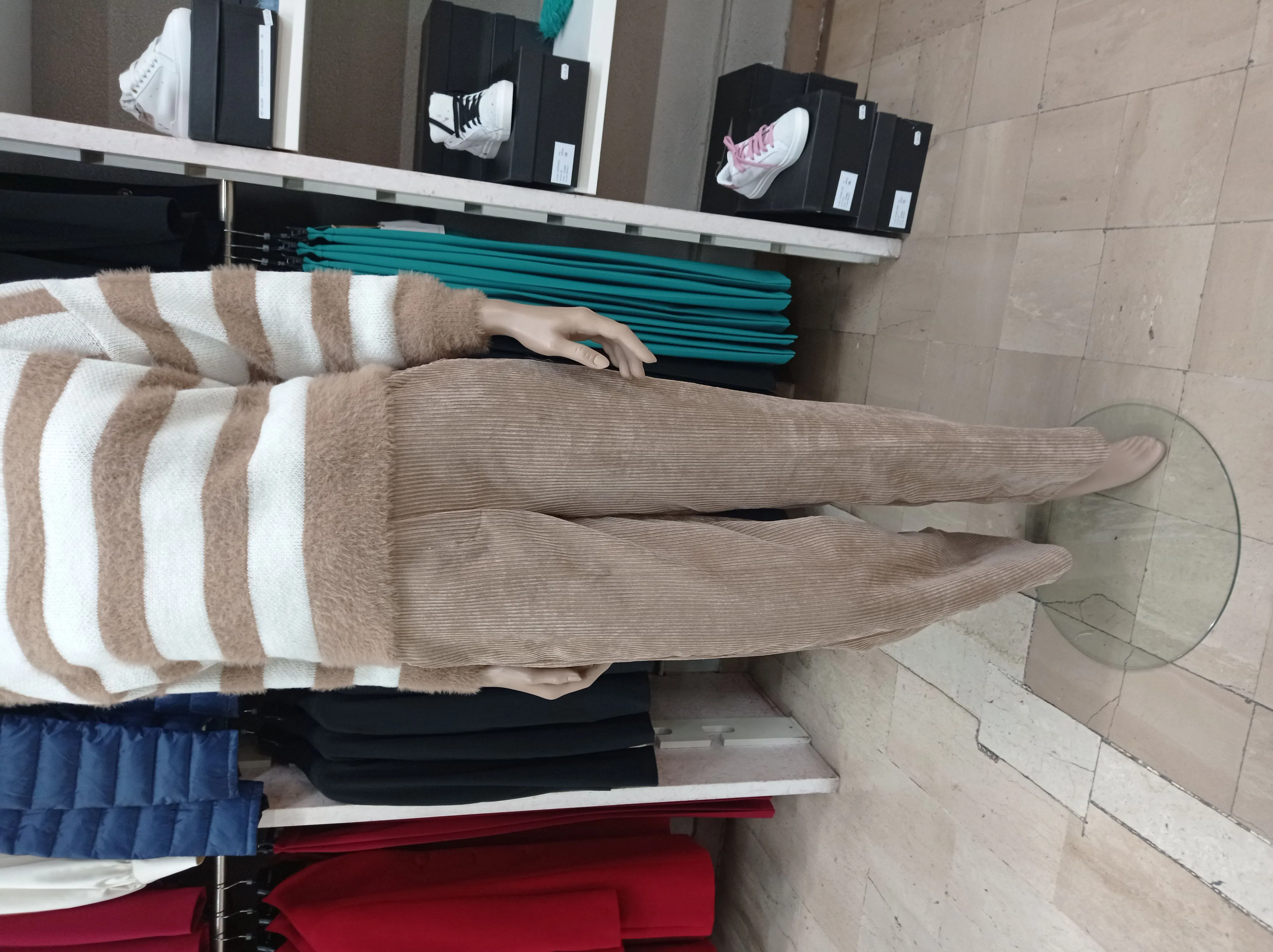 Pantaloni RINASCIMENTO in velluto con gamba a palazzo, vita alta, tasca alla francese su base Beige **ESAURITI**