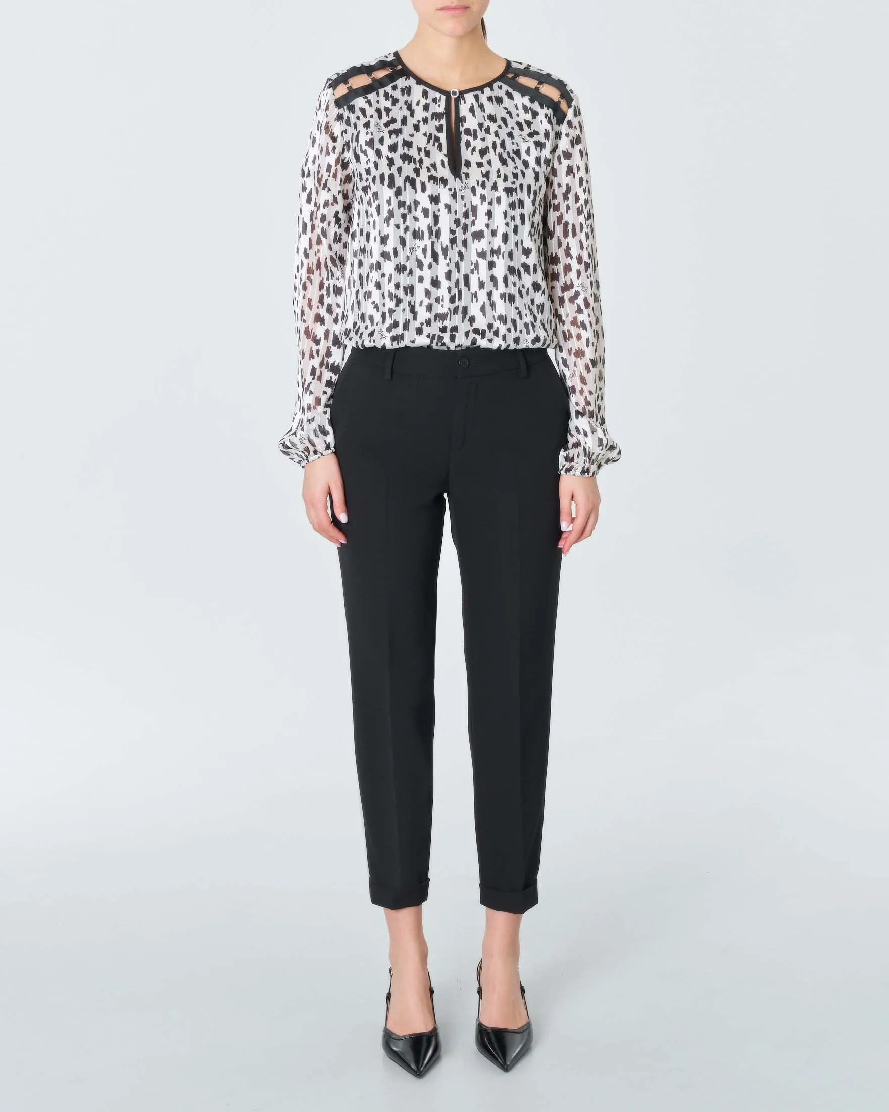 Pantaloni slim-fit neri in tessuto tecnico con piega stirata fronte e retro e risvolto sul fondo