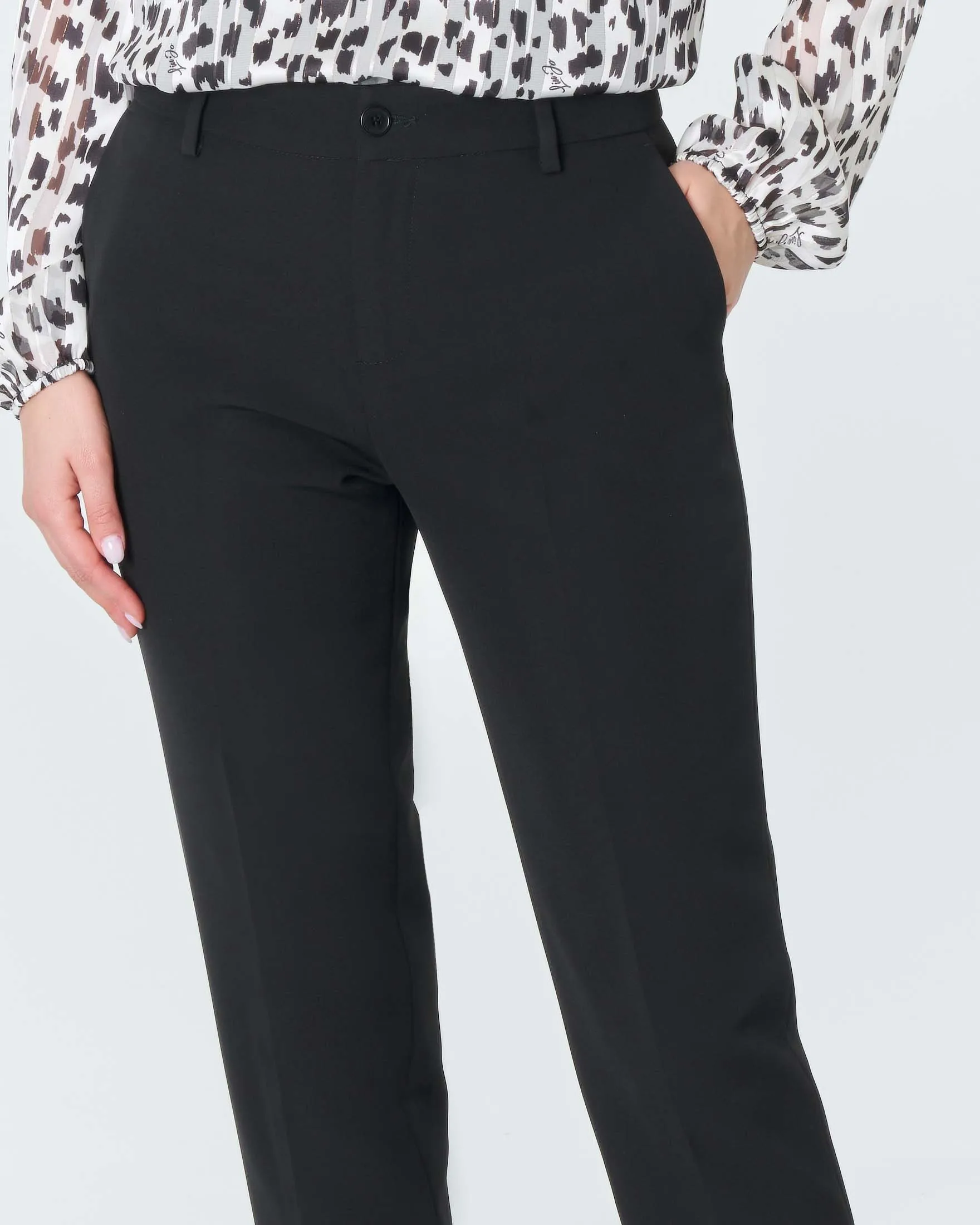 Pantaloni slim-fit neri in tessuto tecnico con piega stirata fronte e retro e risvolto sul fondo