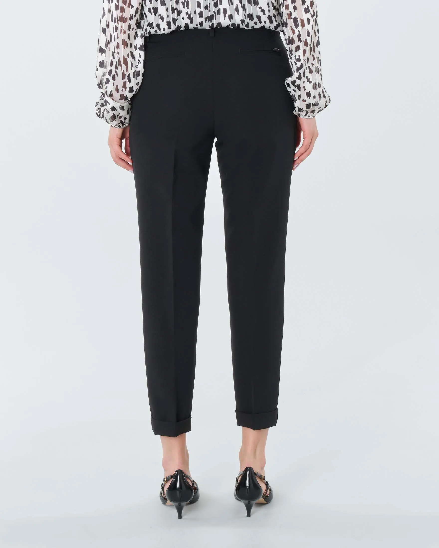 Pantaloni slim-fit neri in tessuto tecnico con piega stirata fronte e retro e risvolto sul fondo