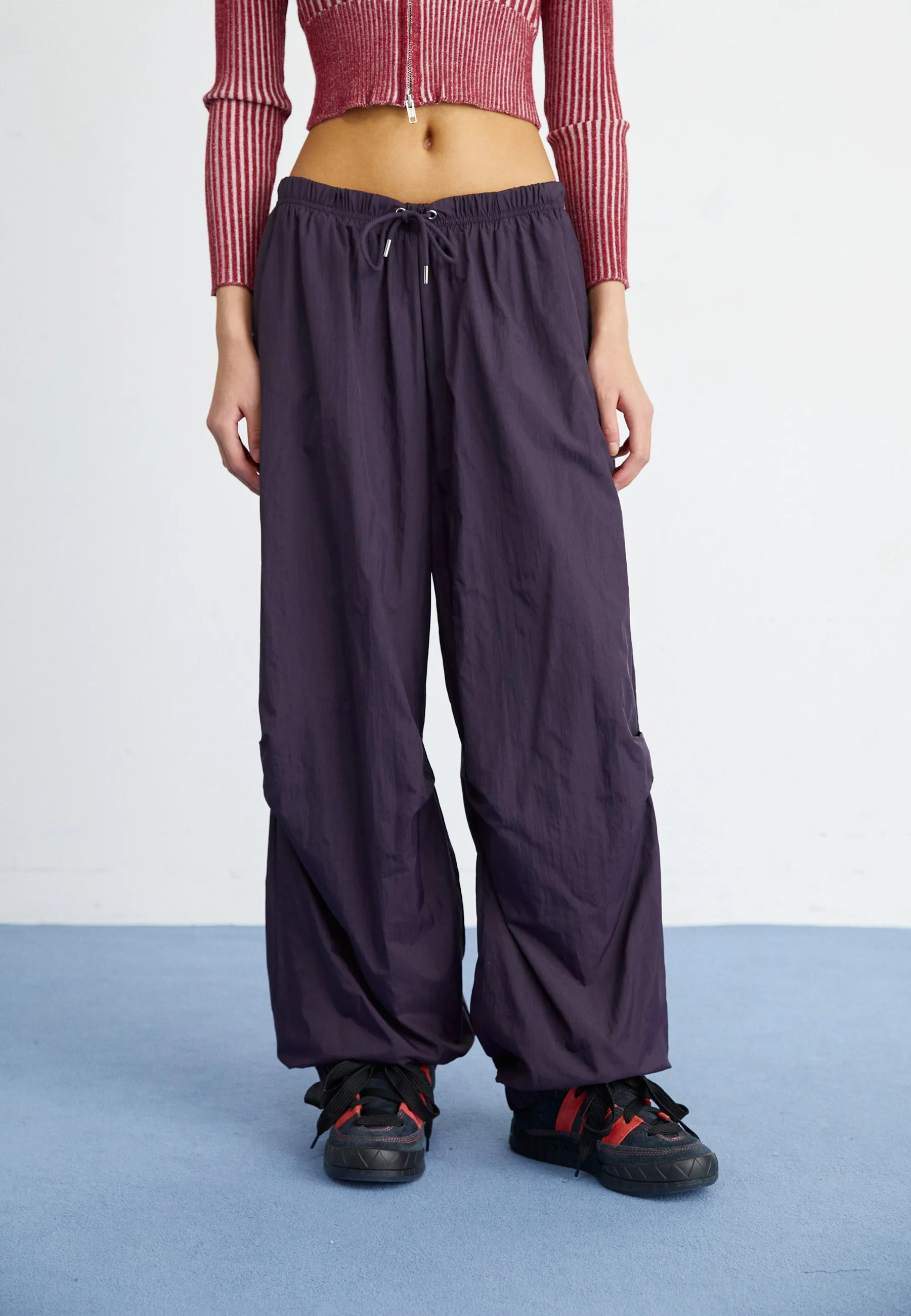 PREMIUM ESSENTIALS PARACHUTE PANTS - Pantaloni sportivi