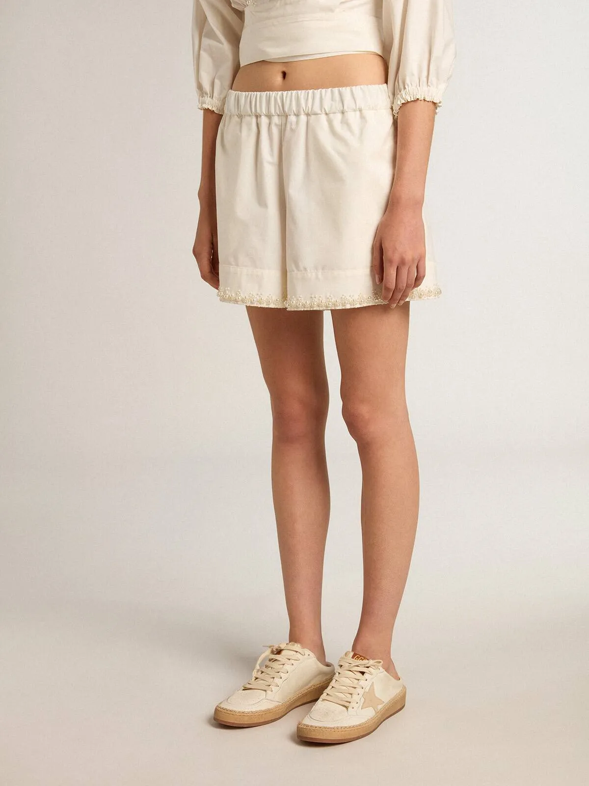 Short in cotone con ricamo di perle