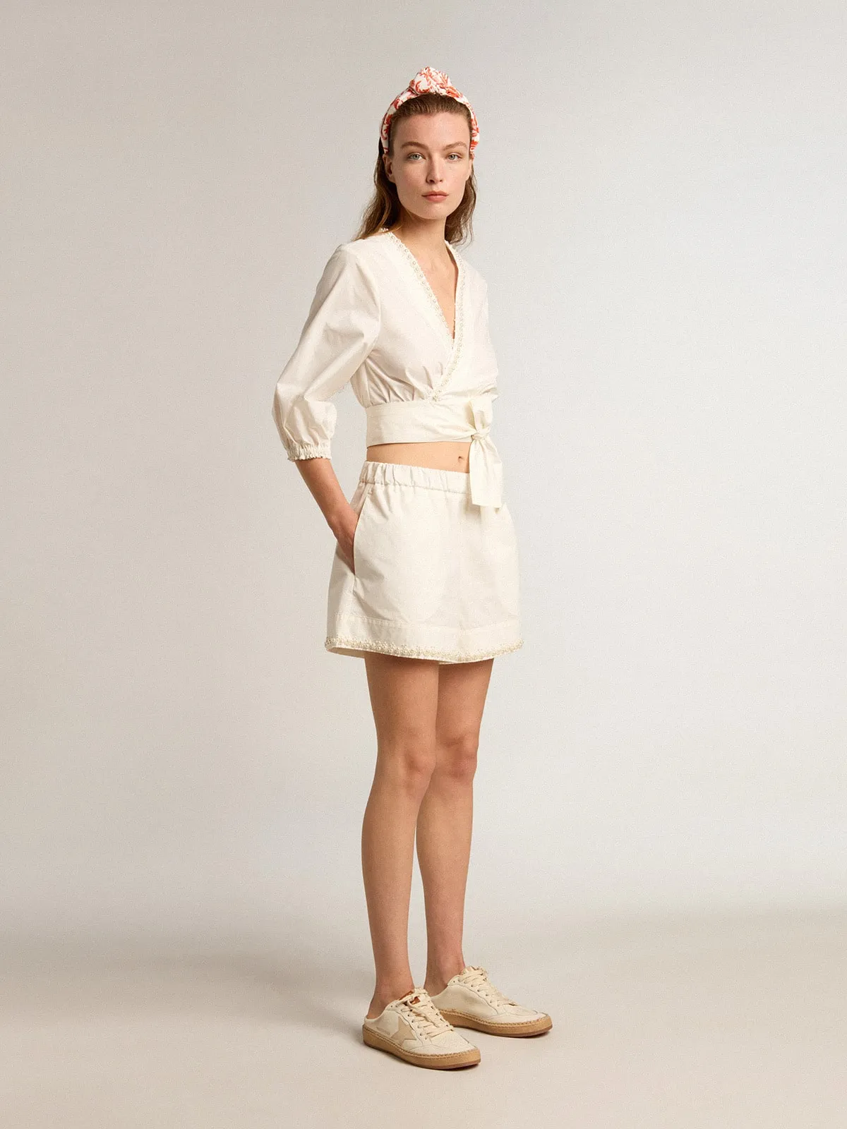 Short in cotone con ricamo di perle