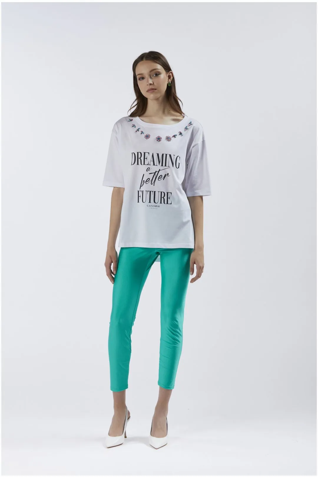 t-shirt con stampa e applicazioni allo scollo bianco