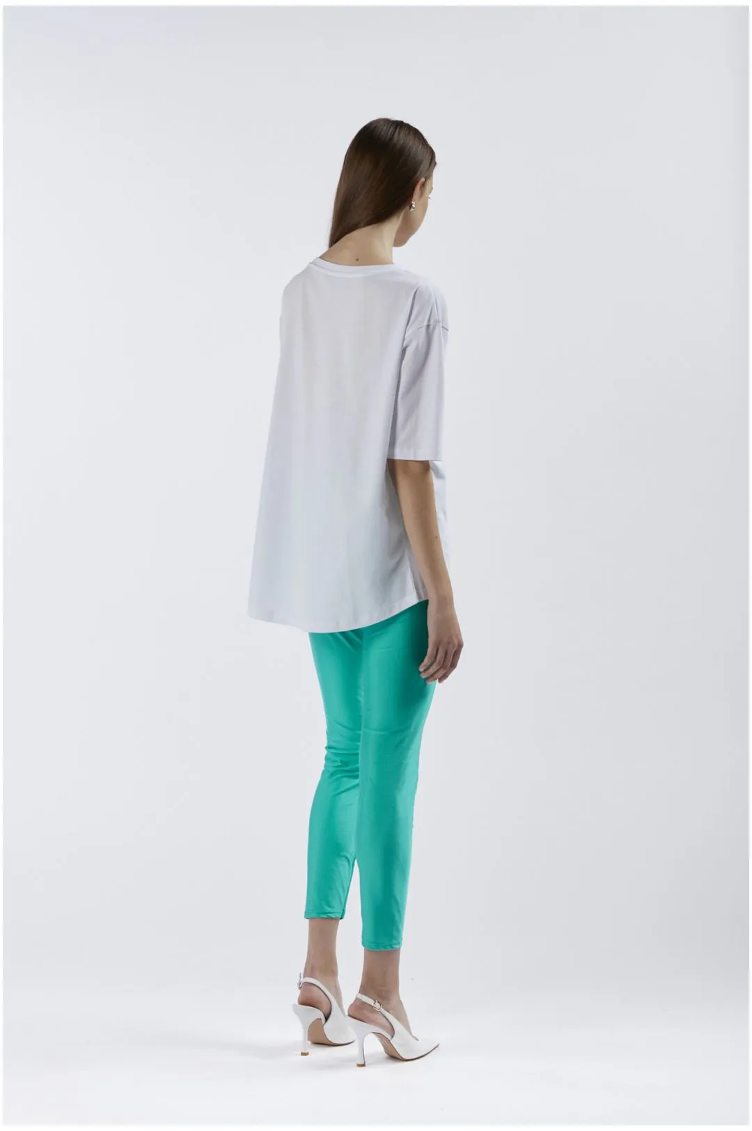 t-shirt con stampa e applicazioni allo scollo bianco