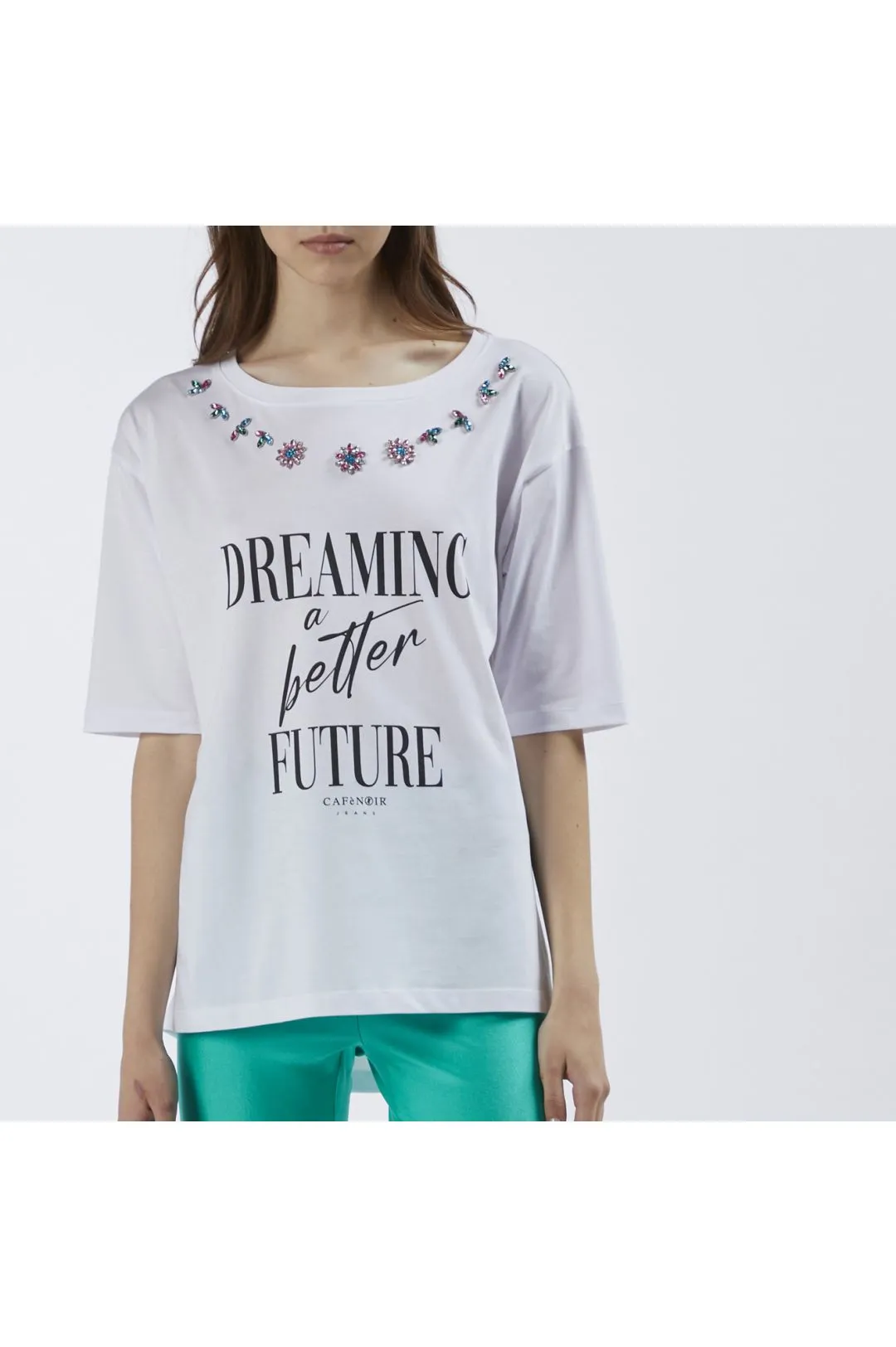 t-shirt con stampa e applicazioni allo scollo bianco