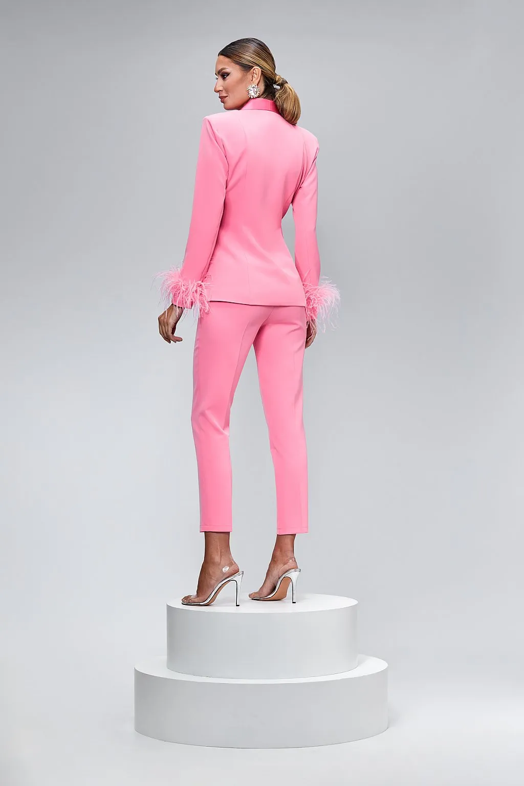 Tailleur rosa con piume decorative
